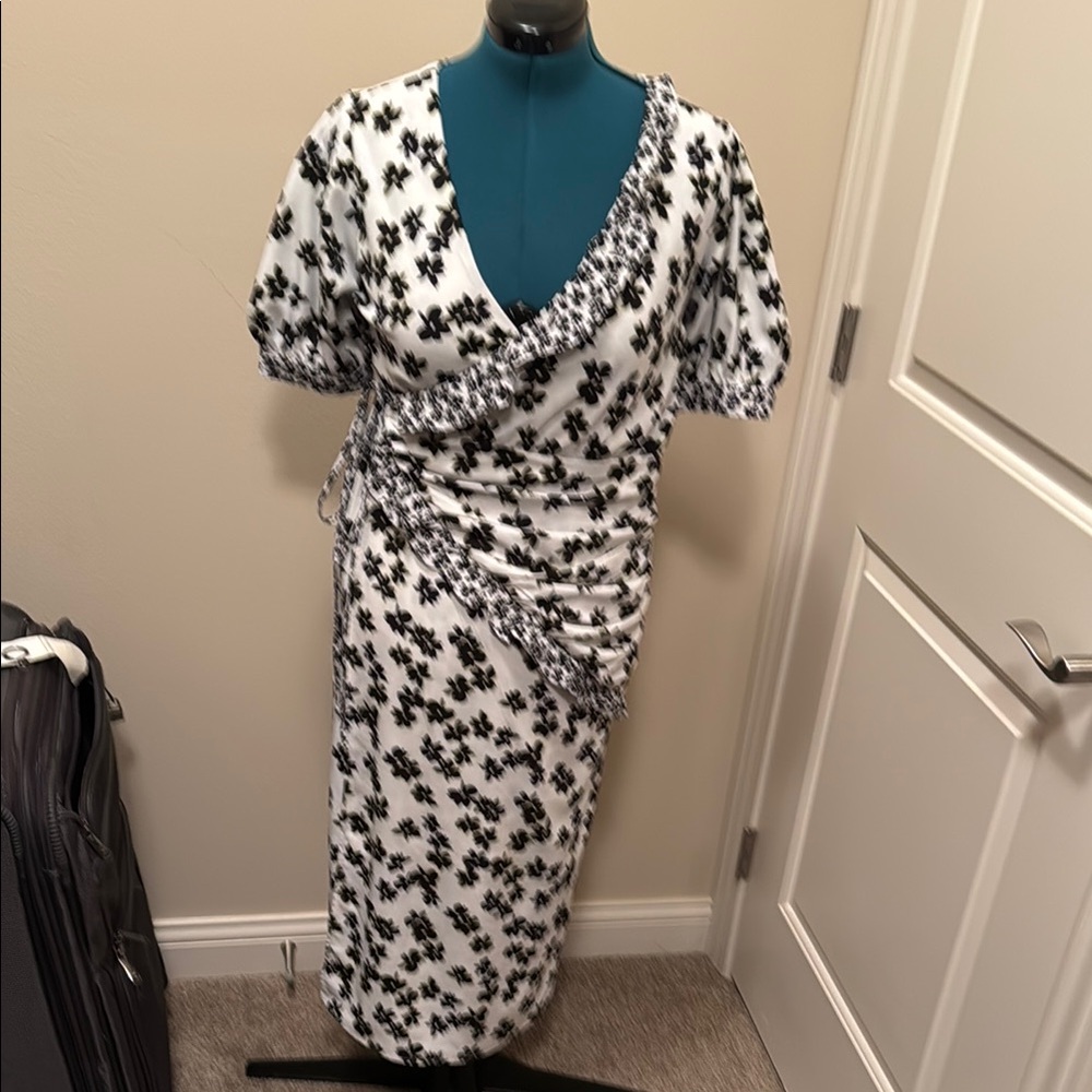Black and White Maxi Wrap Dress with Ruched Waist and Puff Sleeves